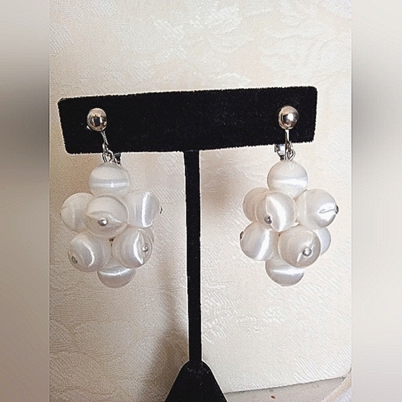 Vintage Earrings Sarah Coventry White Plastic Beaded Silver Tone Metal Clip-ons - Picture 1 of 3